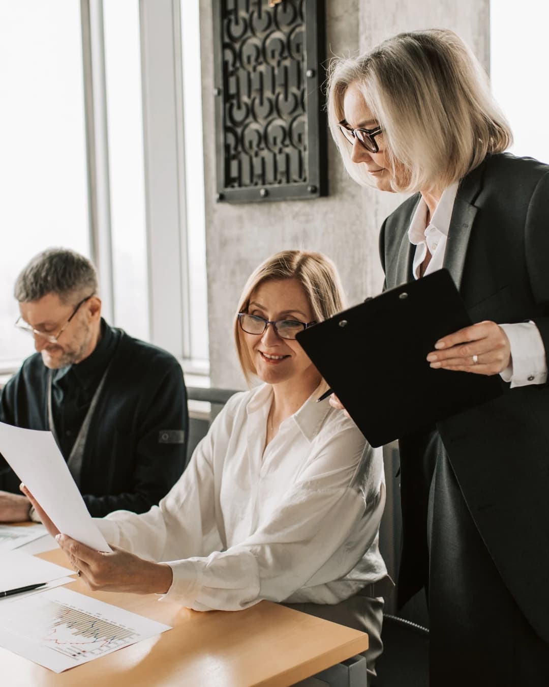 Consulting Experts in Meeting